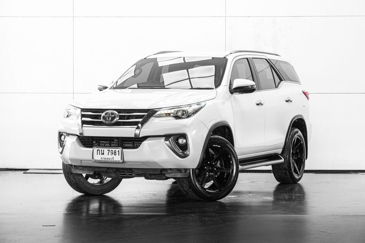 รถ Toyota Fortuner 2.4 V สี ขาว