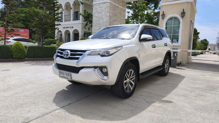 รถ Toyota Fortuner 2.4 V สี ขาว