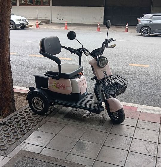สามล้อไฟฟ้าสีชมพู