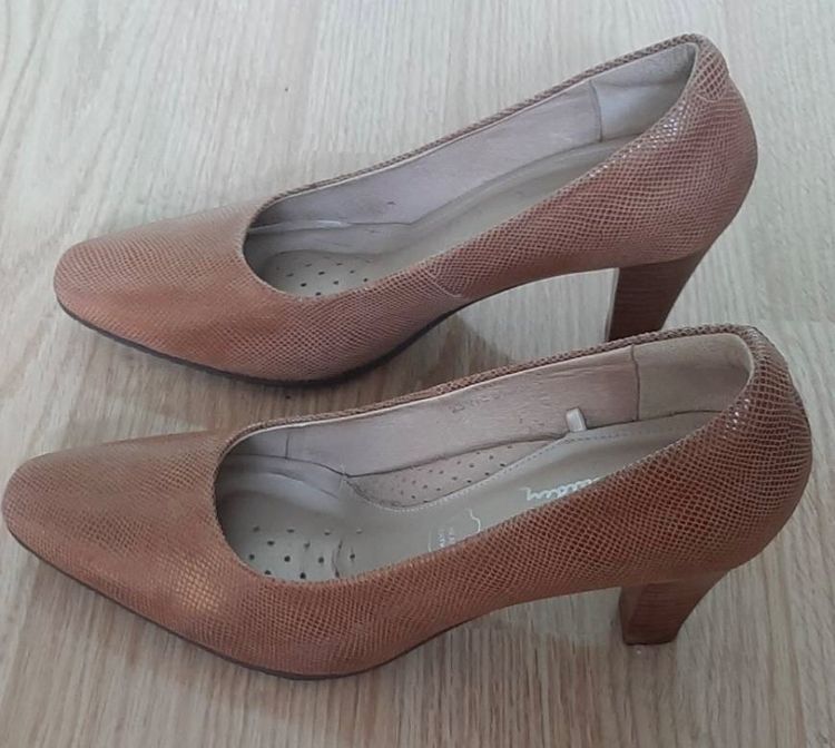ขายรองเท้าส้นสูง pierre cardin สีทอง ของแท้ มือสอง รูปที่ 6