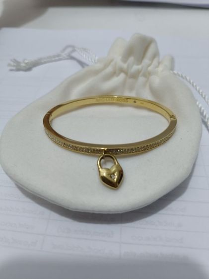 กำไลข้อมือ Michael Kors Pave Heart Bangle Bracelet ใช้งาน 2 ครั้ง