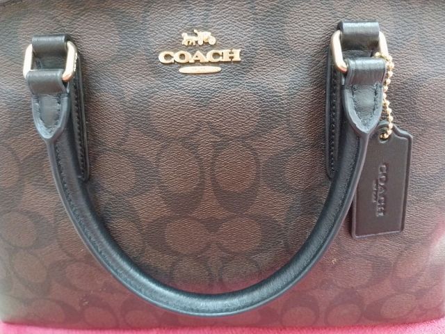 กระเป๋า Coach 2 way hand and shoulder Bag. Pvc Leather. สภาพ มือสอง ซื้อมาจาก USA ของแท้แน่นอน  รูปที่ 2
