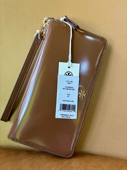หญิง น้ำตาล หนังแท้ อื่นๆ ⁠Tory Burch Wristlet สี Rich Walnut กระเป๋าสตางค์ใบยาวมีสายคล้องมือ พร้อมการ์ดโฮลเดอร์