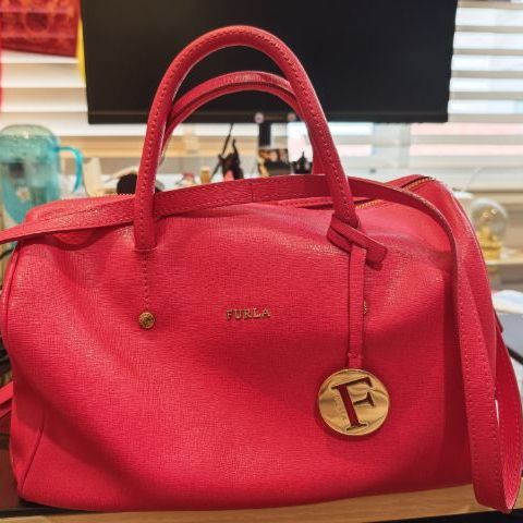 หญิง ชมพู กระเป๋า Furla รุ่น Alissa Pink Leather หนังแท้ สภาพดี ใช้เอง ขนาด 19x25x14.5 cm