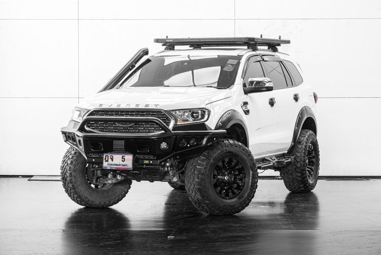 รถ Ford Everest 2.0 Titanium Plus สี ขาว