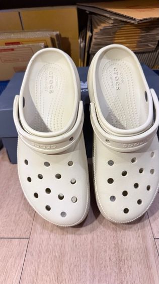 รองเท้าแตะแบบลำลอง ขาว อื่นๆ UK 9 | EU 43 1/3 | US 10.5 รองเท้า Crocs Classic Clog สีครีม Bone ไซส์ W9 สภาพดี พื้นเต็ม เอาไปใส่คุ้มๆ