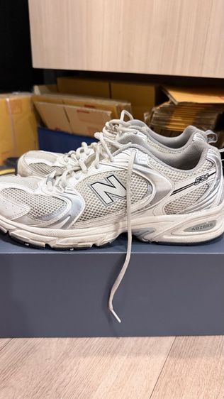 ผ้า รองเท้าผ้าใบ UK 10 | EU 44 2/3 | US 10.5 รองเท้า New Balance 530 (NB530) สีขาวเงิน รุ่นฮิต สภาพดี ทรงสวย พร้อมส่งต่อ
