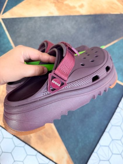 Crocs รุ่น Hiker Xscape Clog สี Dark Cherry รูปที่ 10