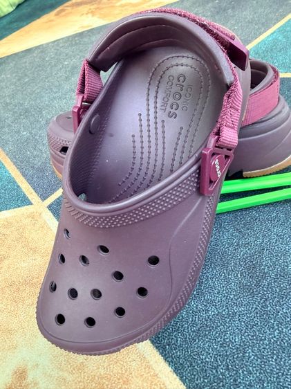 Crocs รุ่น Hiker Xscape Clog สี Dark Cherry รูปที่ 3