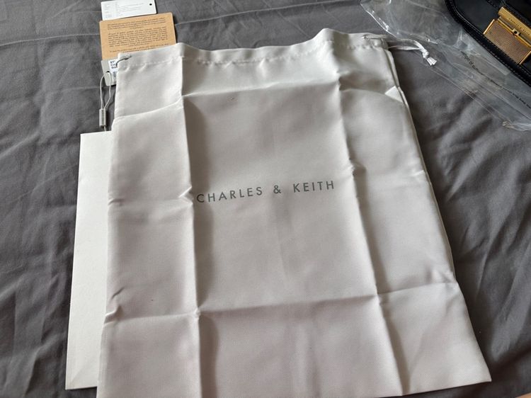 กระเป๋า CHARLES KEITH สีดำ ของแท้ รูปที่ 9