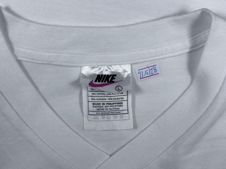 เสื้อยืดคอวี Nike แท้ 💯 size L ขนาด อก 21.5 ยาว 28 นิ้ว สภาพดีมาก ดีเทลสวย เนื้อผ้าดีมากนิ่มใส่สบาย หายากน่าสะสมครับ รูปที่ 5