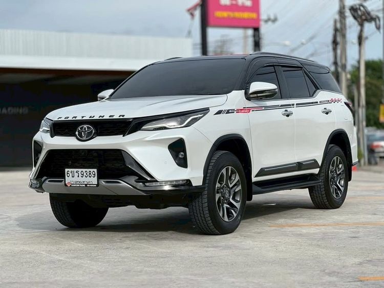 รถ Toyota Fortuner 2.4 Legender Black Top สี ขาว