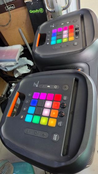 แพ็คคู่ JBL Partybox 1000 สภาพรวม มีรอยใช้งาน 
รอยถลอกจากการขนย้าย แตกหักไม่มี ยางรองหาย
ใช้งานปกติ 