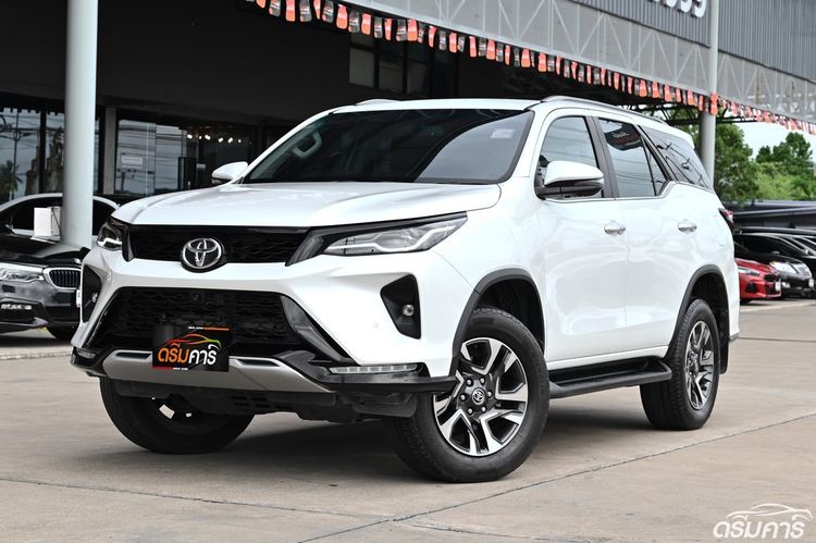 รถ Toyota Fortuner 2.4 Leader V สี ขาว