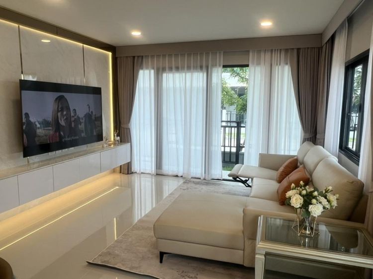 มีบางส่วน ขาย ให้เช่าบ้านเดี่ยว Centro Bangna ตกแต่ง Luxury ฟังก์ชั่นครบ พร้อมเข้าอยู่ ทำเลดีติด Mega บางนา รูปที่ 2