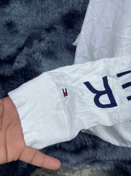 เสื้อแขนยาว TOMMY HILFIGER แท้ 💯 size L วัดจริง ขนาด อก 21 ยาว 28 นิ้ว สภาพใหม่มาก ดีเทลโลโก้แขนสวย ผ้านิ่มมาก รายละเอียดดี รูปที่ 3