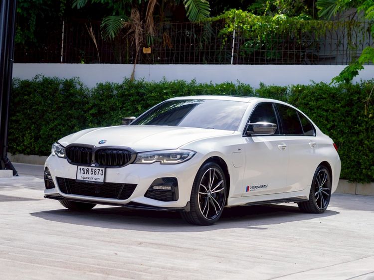 BMW Series 3 2020 330e Sedan ปลั๊กอินไฮบริด (PHEV) ไม่ติดแก๊ส เกียร์อัตโนมัติ ขาว รูปที่ 3