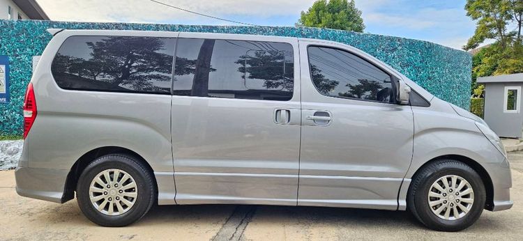 Hyundai H-1  2017 2.5 Deluxe Van ดีเซล ไม่ติดแก๊ส เกียร์อัตโนมัติ บรอนซ์เงิน