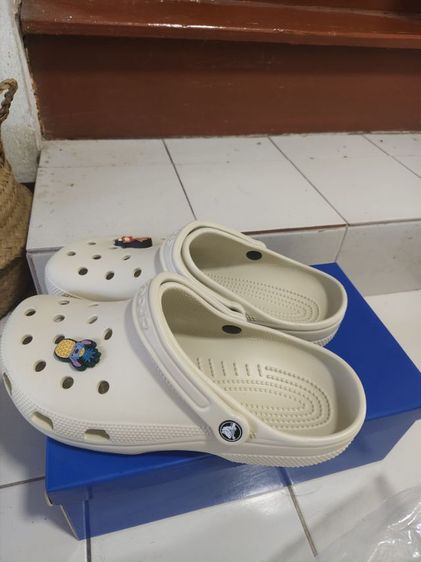 รองเท้า crocs classic size42-43 สภาพดีมาก พื้นเต็มๆ ใช้งานน้อยมาก รูปที่ 3