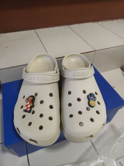 รองเท้า crocs classic size42-43 สภาพดีมาก พื้นเต็มๆ ใช้งานน้อยมาก รูปที่ 2