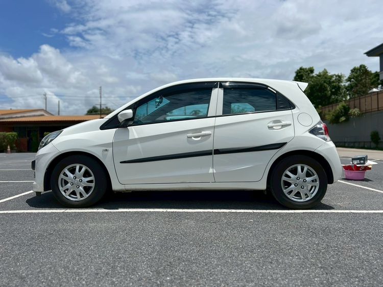 Honda Brio 2011 1.2 V Sedan เบนซิน เกียร์อัตโนมัติ ขาว รูปที่ 2