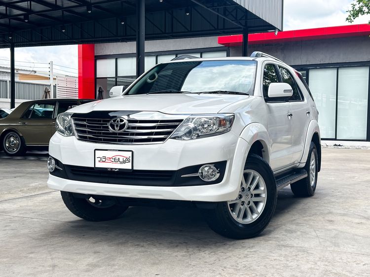 รถ Toyota Fortuner 2.7 V สี ขาว