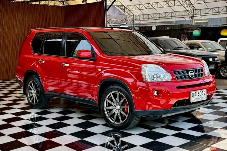 รถ Nissan X-Trail 2.0 สี แดง