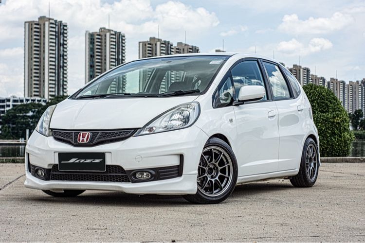 รถ Honda Jazz 1.5 V สี ขาว