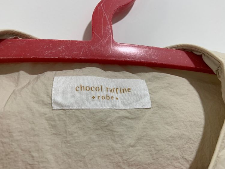เสื้อแขนยาว Chocol raffine แท้ 💯 size วัดจริงขนาดอก 22 ยาว 26.5 นิ้ว สภาพดีมาก ดีเทลสวยทรงสวย ตัดเย็บดีมาก หายากน่าสะสมครับ รูปที่ 4