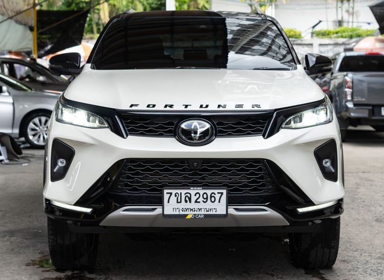 รถ Toyota Fortuner 2.8 Legender Black Top 4WD สี เทา