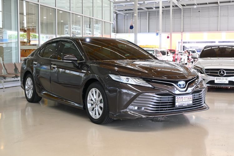 รถ Toyota Camry 2.5 Hybrid สี เทา