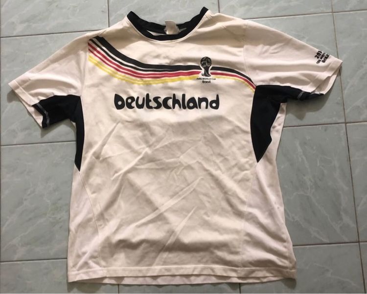 เสื้อกีฬาสีขาว