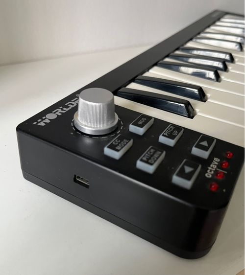 คีบอร์ด Midi Controller Worlde Easykey .25 มือสองสภาพดีใช้น้อย