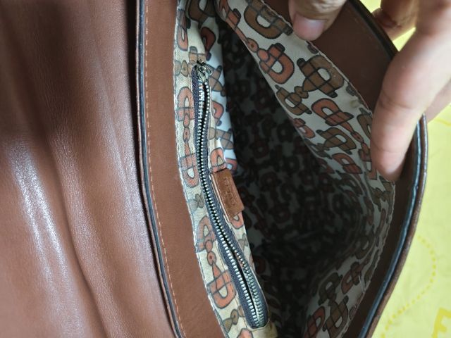 กระเป๋าสะพายหนังแท้ Gucci สีน้ำตาล สะพายข้าง ของแท้ รูปที่ 2
