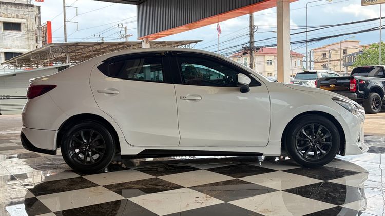 Mazda Mazda 2 2018 1.3 High Connect Sedan เบนซิน ไม่ติดแก๊ส เกียร์อัตโนมัติ ขาว รูปที่ 4