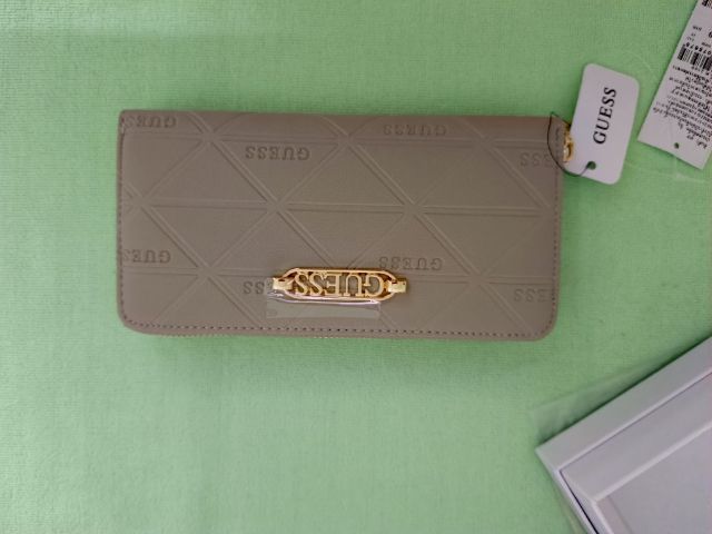 หญิง อื่นๆ หนัง PU ขายกระเป๋าสตางค์ ใบยาว Guess สีเทาอ่อน