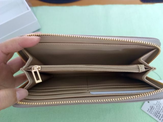 ขายกระเป๋าสตางค์ ใบยาว Guess สีเทาอ่อน รูปที่ 5