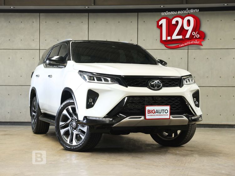 รถ Toyota Fortuner 2.4 Legender Black Top สี ขาว