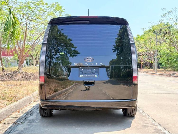 ฟรีดาวน์ HYUNDAI STARIA PREMIUM SUNROOF รุ่นท๊อปสุด วิ่งน้อยเพียง 50,000 กม.มือเดียวออกร้าน ปี2565(2022) รถสวย สีดำ.
