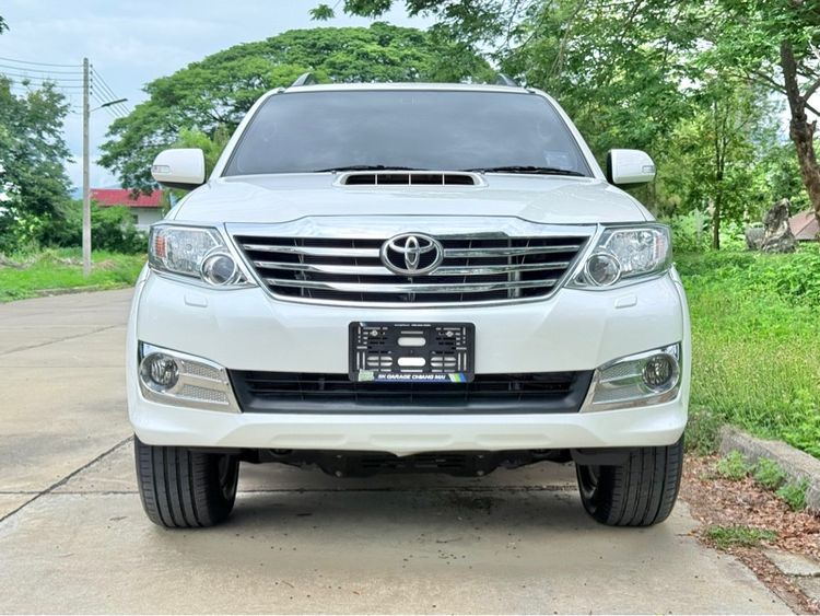 รถ Toyota Fortuner 3.0 V 4WD สี ขาว