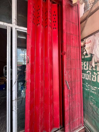 กระจกใส บานสวิง1บาน บานตาย2 ช่องเเสงบน3 กรอบขาว