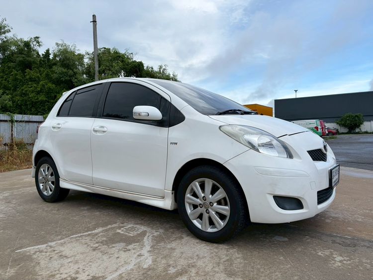รถ Toyota Yaris 1.5 E สี ขาว