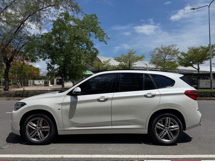 BMW X1 2019 2.0 sDrive20d M Sport Sedan ดีเซล ไม่ติดแก๊ส เกียร์อัตโนมัติ ขาว รูปที่ 4