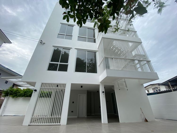 ขาย และ ให้เช่า โฮมออฟฟิศ 4 ชั้น ซอยลาดพร้าววังหิน 32 เหมาะสำหรับอยู่อาศัยและทำออฟฟิศ