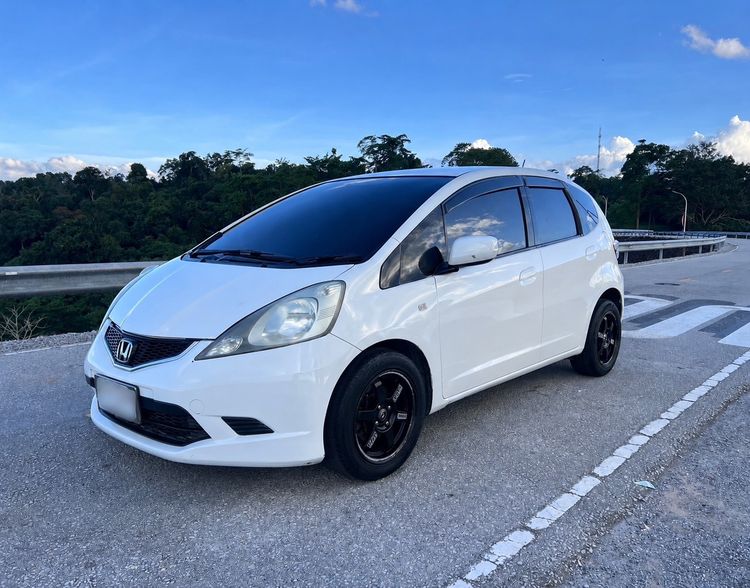 รถ Honda Jazz 1.5 V สี ขาว
