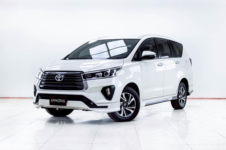 รถ Toyota Innova 2.8 Crysta สี ขาว
