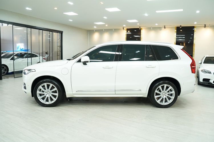 Volvo XC90 2017 2.0 T8 Inscription 4WD Utility-car ปลั๊กอินไฮบริด (PHEV) เกียร์อัตโนมัติ ขาว รูปที่ 4