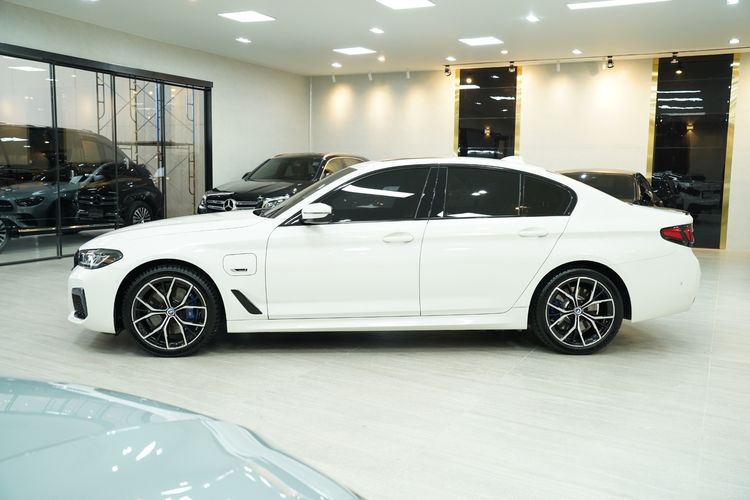 BMW Series 5 2023 530e Sedan เบนซิน เกียร์อัตโนมัติ ขาว รูปที่ 4