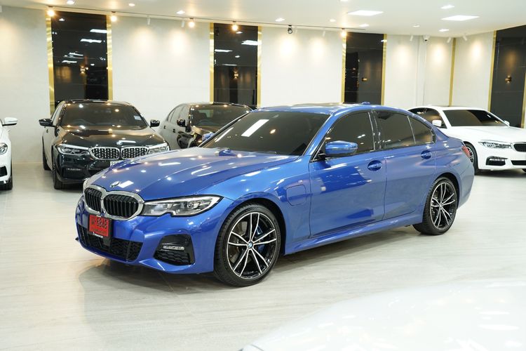 BMW Series 3 2022 330e Sedan ปลั๊กอินไฮบริด (PHEV) เกียร์อัตโนมัติ ฟ้า รูปที่ 3
