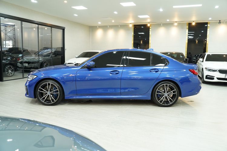 BMW Series 3 2022 330e Sedan ปลั๊กอินไฮบริด (PHEV) เกียร์อัตโนมัติ ฟ้า รูปที่ 4